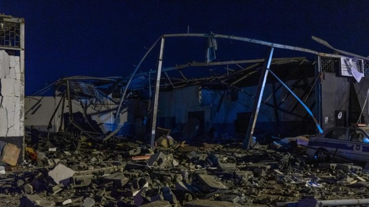 Migrantu centrs Lībijā, kura bombardēšanā, 40 cilvēki zaudēja dzīvību