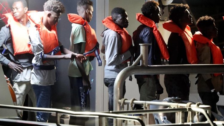 Die Migranten vom deutschen Rettungsschiff "Alan Kurdi" durften an Land gehen