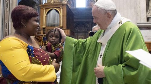 Papst feiert Messe für Bootsflüchtlinge im Mittelmeer