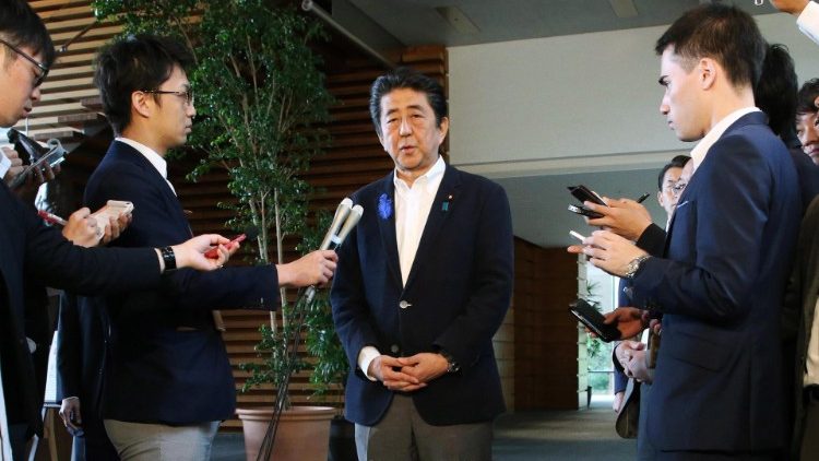 जापान के प्रधान मंत्री शिंजो आबे कुष्ठ रोगियों के परिवार के सदस्यों  से माफी मांगते हुए 
