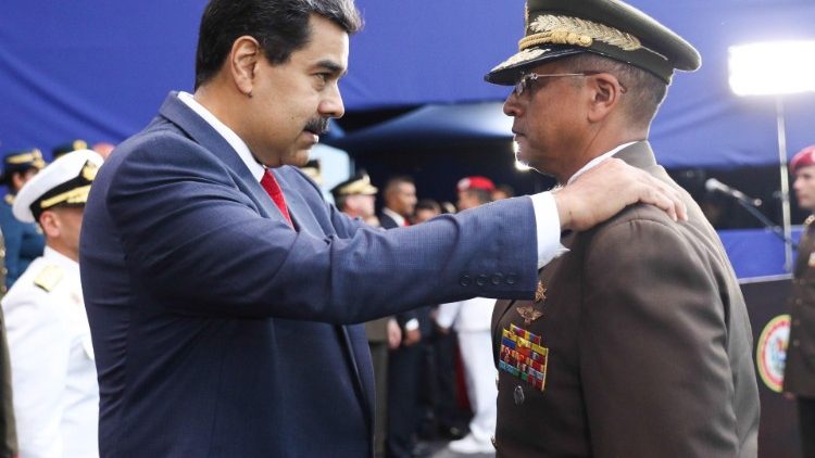 वेनेजुएला के राष्ट्रपति निकोलस मादुरो सेना उच्चाधिकारी के साथ
