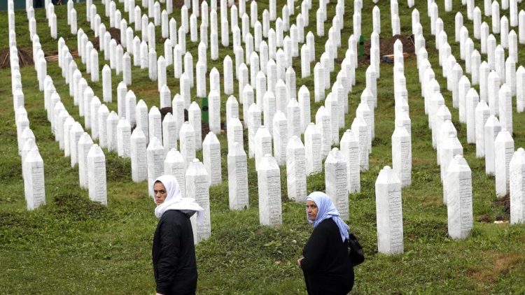 Memorial na cerimônia do 24º aniversário do massacre de Srebrênica