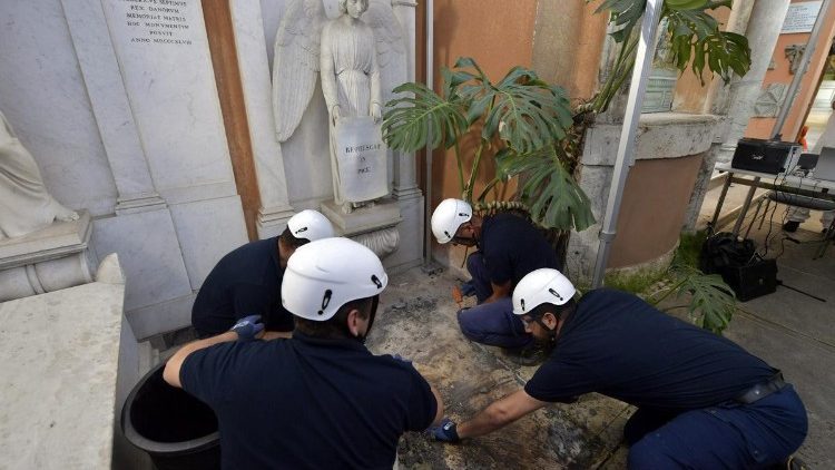 Exhumations de deux tombes du Cimetière teutonique du Vatican, jeudi 11 juillet 2019.