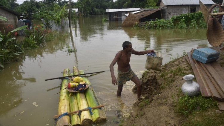 असम में बाढ़ में डूबा एक गाँव