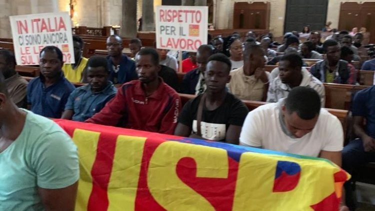 Migranten in der Basilika San Nicola in Bari