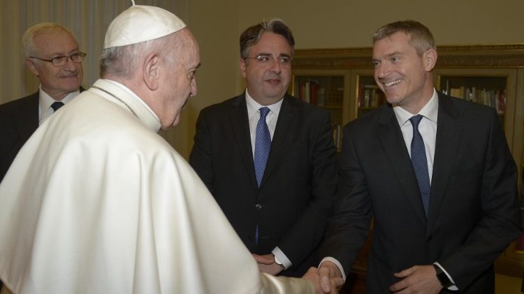 Le Pape François saluant Matteo Bruni, nouveau directeur du Bureau de presse du Saint-Siège