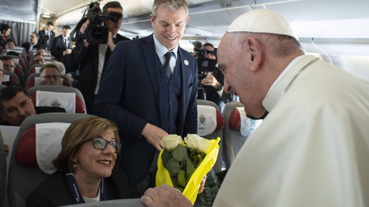 Маттео Бруні супроводить журналістів на борту літака з Папою Франциском