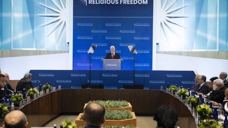 वाशिंगटन में माईक पेन्स धार्मिक स्वतंत्रता पर सम्मेलन को सम्बोधित करते हुए, 18.07.2019