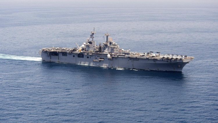 سفينة حربية أمريكية في مياه الخليج