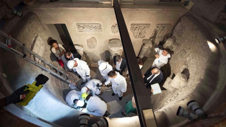 वाटिकन टेउटानिक कब्रस्थान में अस्थि निरीक्षण