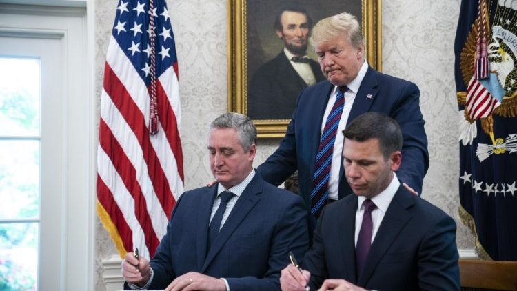 El presidente de los Estados Unidos, Donald J. Trump, el secretario de Seguridad Nacional Kevin McAleenan y el ministro del Interior guatemalteco, Enrique Degenhart el 26 de julio de 2019