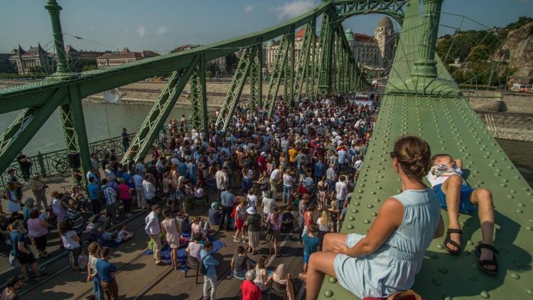 Die Heilige Messe auf der Freiheitsbrücke in Budapest 