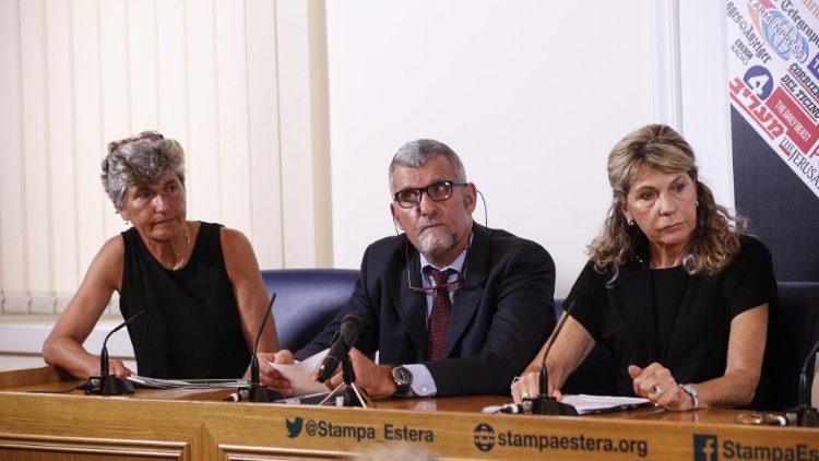 Immacolata, Giovanni et Francesca Dall'Oglio lors de la conférence de presse organisée à Rome le 29 juillet 2019.