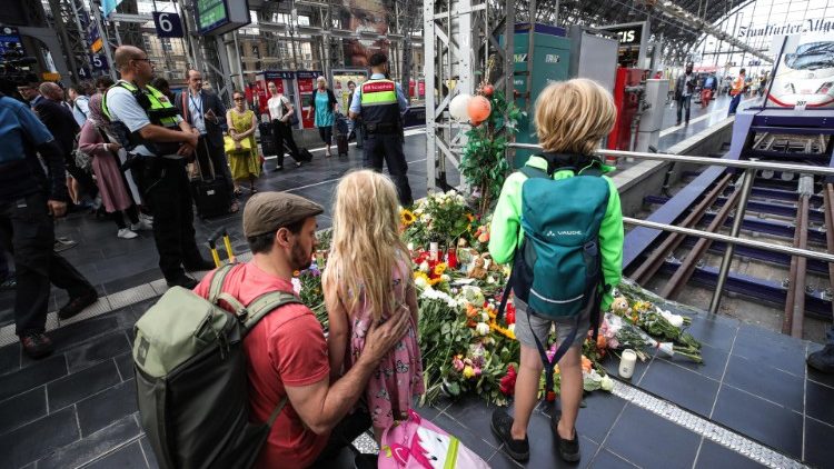 Frankfurt: Erschütterte Passanten legen an dem Gleis, an dem der Achtjährige vor den Zug gestoßen wurde, Blumen und Spielsachen nieder