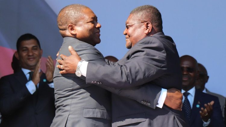 RENAMO-Leader Ossufo Momade und Präsident Filipe Nyusi umarmen sich nach der Unterzeichnung des Friedensabkommens, Archivbild vom 1. August 2019