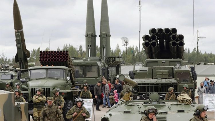 Des visiteurs devant des missiles balistiques russes, dans la périphérie de Saint-Petersbourg en 2017. 