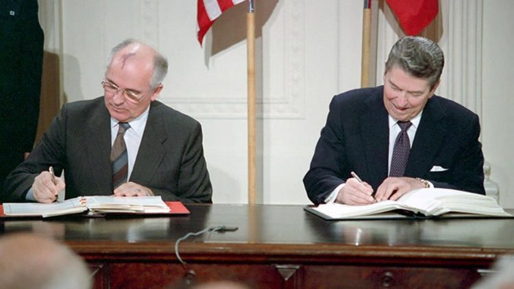 अमरीका एवं रूस के बीच परमाणु समझौते पर हस्ताक्षर करते अधिकारी