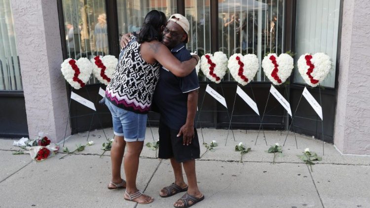 Nove cuori ricordano le vittime dell'ultima strage delle armi leggere negli Stati Uniti, a Dayton (Ohio)