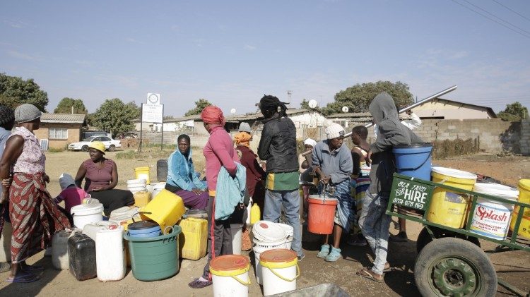 जिम्बावे के गरीब लोग पानी की तलाश में