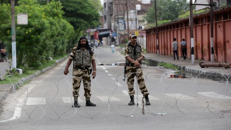 Des paramilitaires indiens à Jammu, capitale du Cachemire indien, le 6 août. 