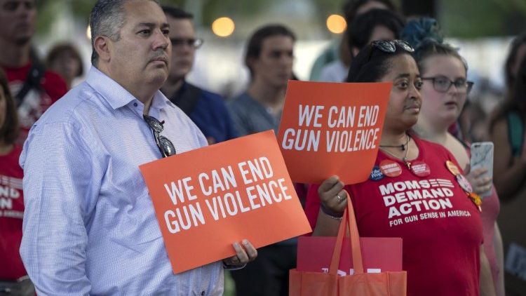 Menschen demonstrieren gegen Waffengewalt nach den Schießereien in Ohio und Texas