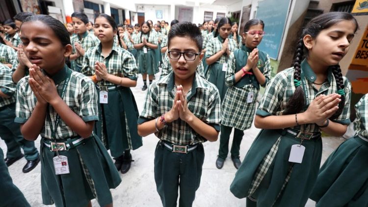 भारत के विद्यार्थी प्रार्थना करते हुए 