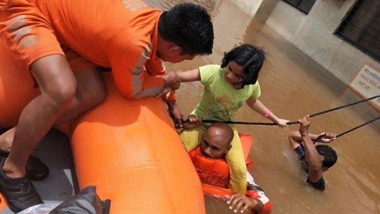 Папата Фрањо моли за настраданите од поплавите во Индија