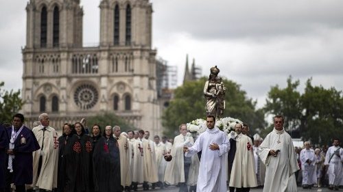 Papa aos fiéis de Paris: reconstrução da Notre-Dame é sinal de renascimento da fé