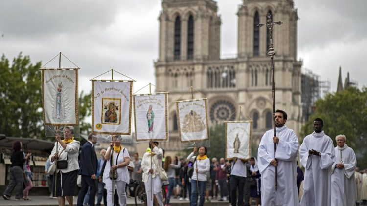 La procession de l'Assomption partant de la cathédrale Notre Dame de Paris, jeudi 15 août 2019. 