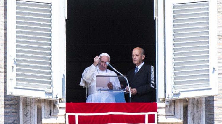 Папата Фрањо за време на молитвата Ангел Господов