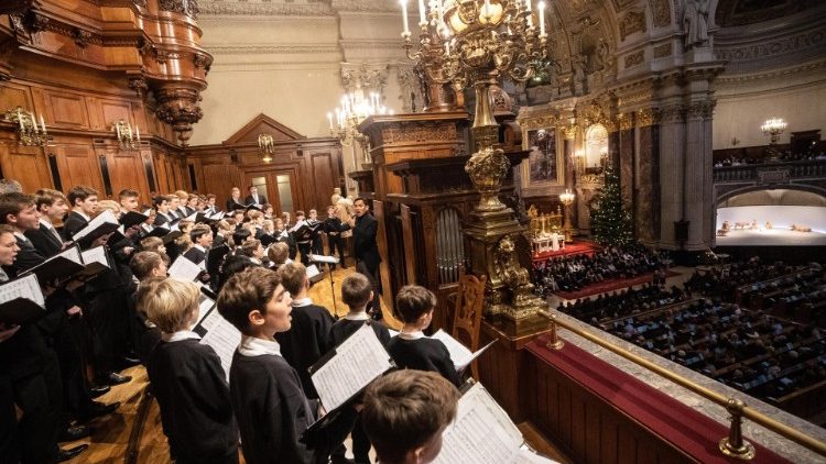 Ein Berliner Knabenchor singt an Heiligabend im Gottesdienst im Berliner Dom