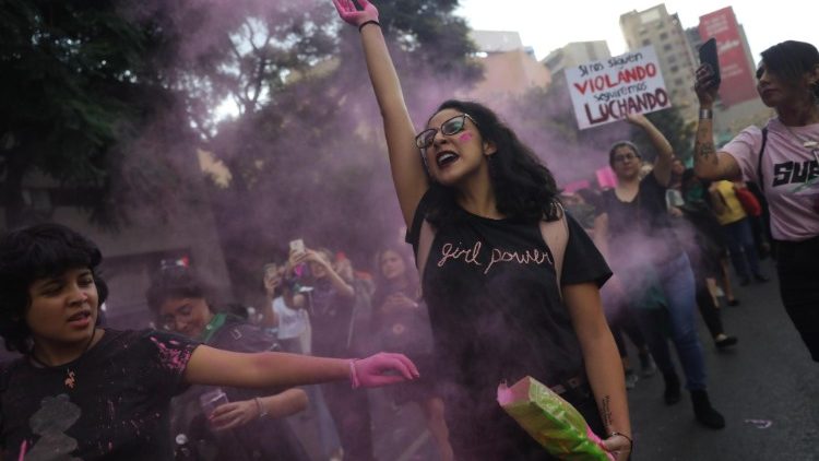 Eine Frau in Mexiko-Stadt, die mit rosa Glitzer demonstriert