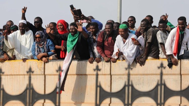 Des Soudanais célèbrent la signature de l'accord de transition, le 17 août 2019 à Khartoum 