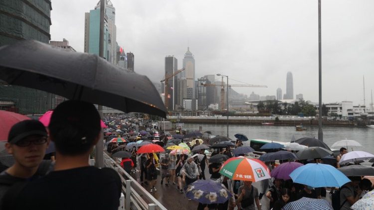 La manifestazione anti governativa per le strade di Hong Kong