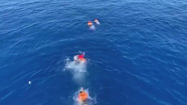 Pure Verzweiflung: Flüchtlinge springen von der „Open Arms“, um Lampedusa zu erreichen