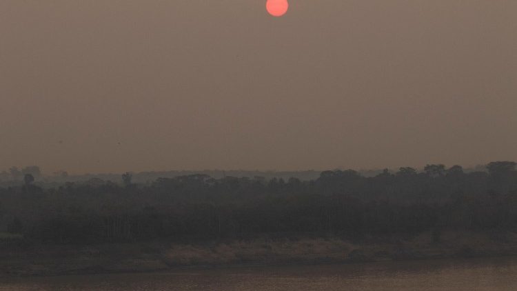 Rote Sonne am Amazonas