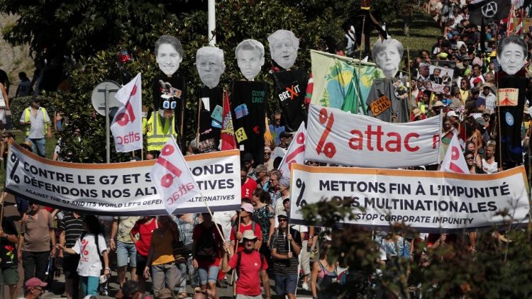 متظاهرون في بياريتس يحتجون على قمة مجموعة الدول السبع