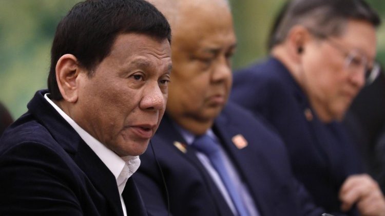 Präsident Rodrigo Duterte (ganz links)