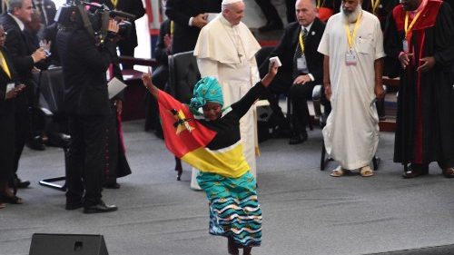Pope to Youth in Mozambique: “Walk joyfully in the ways of peace"