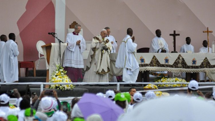 मोजाम्बिक में प्रेरितिक यात्रा के अंतिम दिन ख्रीस्तयाग अर्पित करते संत पापा फ्राँसिस