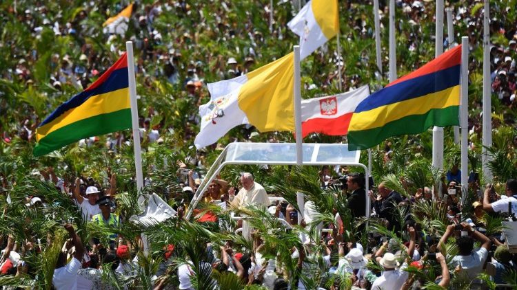 Pope Francis immersed in the crowds in Mauritius