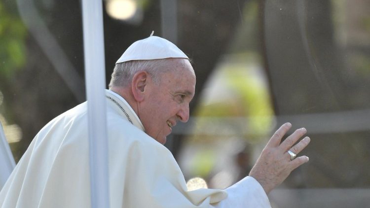 Papst Franziskus am Marienheiligtum über Port-Louis