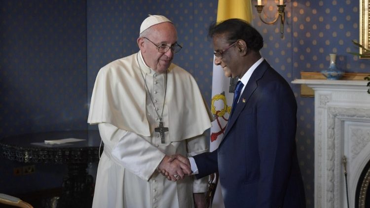 Папата и претседателот „ad interim“ на Маврициус, Барлен Вјапури