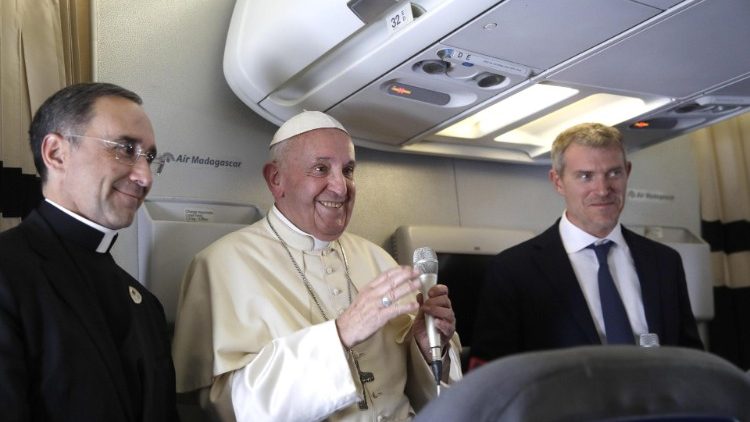 Popiežiaus spaudos konferencija lėktuve