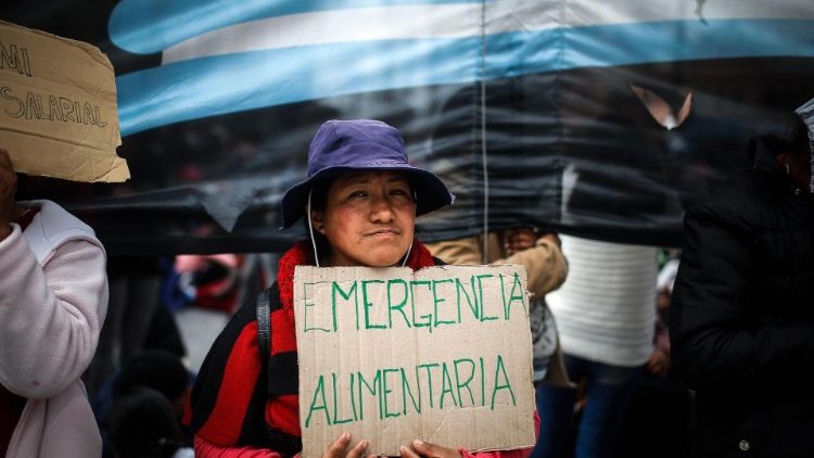 "Urgence alimentaire" peut-on lire sur cette pancarte tenue par une habitante de Buenos Aires