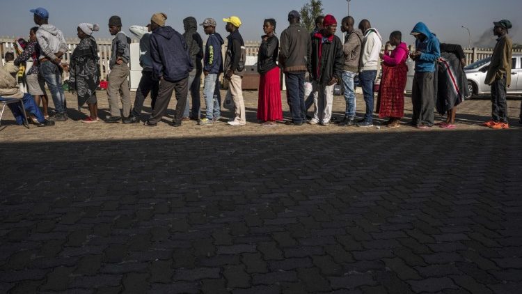 Migranten aus Simbabwe, Malawi und Mosambik warten nach den rassistischen Gewalttaten darauf, aus Johannesburg in ihre Herkunftsländer zurücktransportiert zu werden