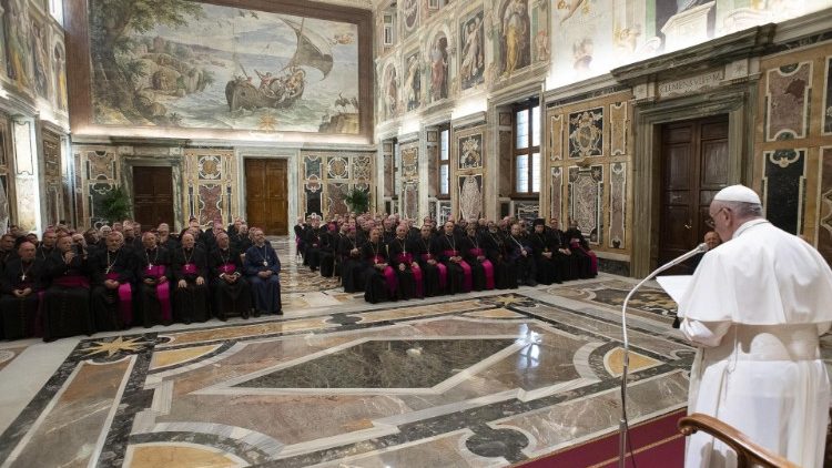 Papa: a vescovi, non circondatevi di portaborse e yes men