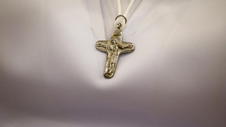 Ein Kreuz als Halskette: Vielleicht bald nicht mehr erlaubt in Nordrhein-Westfalens Justizgebäuden