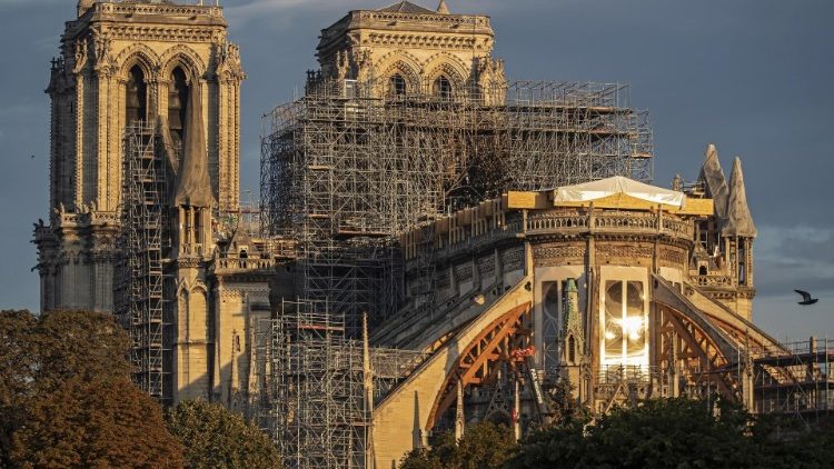 Die schwer beschädigte Kathedrale Notre-Dame im Morgenlicht