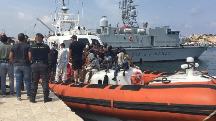 L'approdo al porto di Lampedusa di un gruppo di migranti 